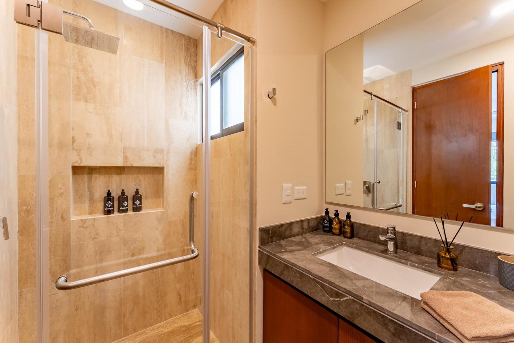 Luxury Gym Jacuzzi Wifi Starlink Apartment *
